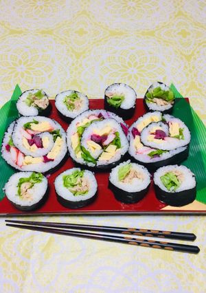 Una foto de Japanense Sushi Spiral VC Uramaki de Atún con Lechuga!!