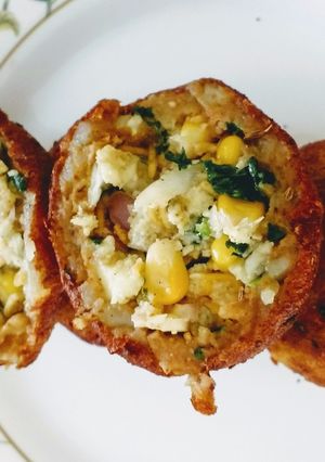 A picture of Corn, Paneer and Onion Kachhodi.