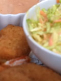 Una foto de Camarones Empanizados + Ensalada de col y Zanahoria + Aderezo