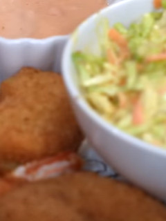 Una foto de Camarones Empanizados + Ensalada de col y Zanahoria + Aderezo
