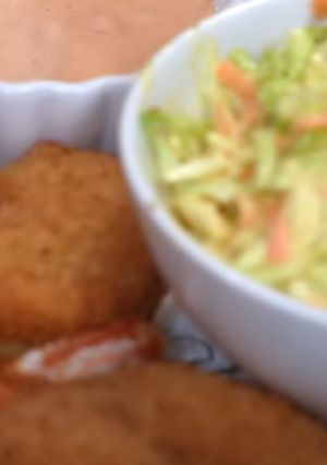 Una foto de Camarones Empanizados + Ensalada de col y Zanahoria + Aderezo