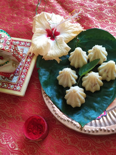 नारियल ड्राई फ्रूट मोदक (Nariyal dry fruit modak recipe in hindi) रेसिपी मुख्य फोटो