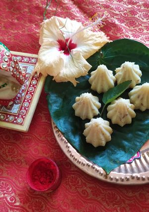नारियल ड्राई फ्रूट मोदक (Nariyal dry fruit modak recipe in hindi) रेसिपी मुख्य फोटो