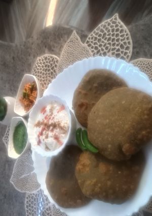 बथुआ आलू की कचौड़ी रेसिपी मुख्य फोटो