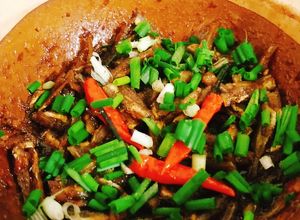 Hình của món Cá cơm kho tiêu.