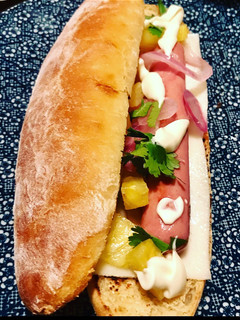 Una foto de Hot dog caseros sin lactosa estilo pastor 🌭🌭🌭