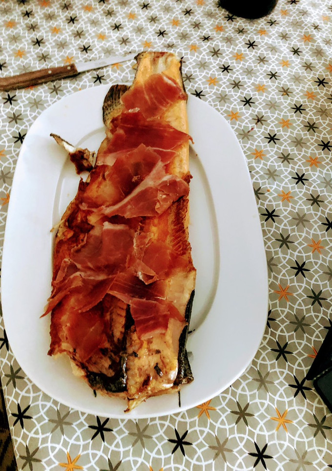 Una foto de Trucha a la plancha con jamón
