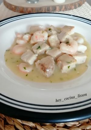 Una foto de Atún en salsa con gambas