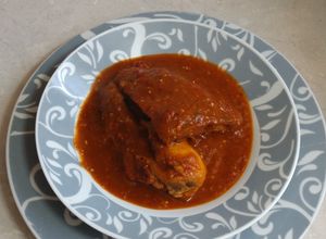 Una foto de Pollo En Salsa De chile Pasilla
