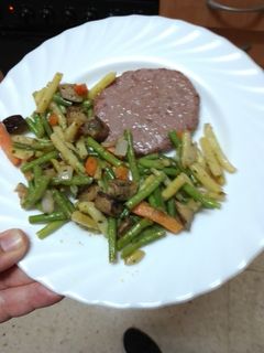 Una foto de Hamburguesa a la plancha con salteado campestre