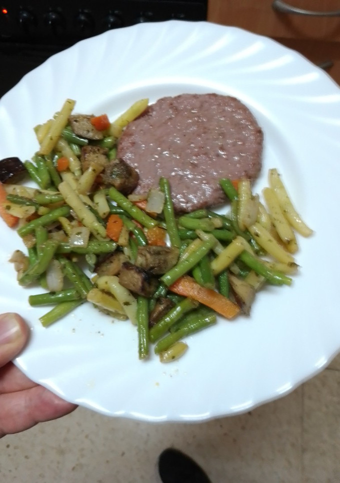 Una foto de Hamburguesa a la plancha con salteado campestre