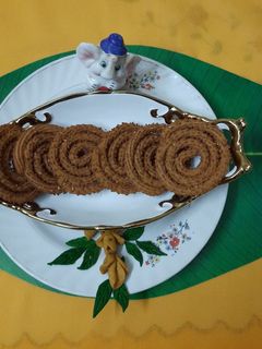 पोळ्यांची मॅजिक चकली (poli chakali recipe in marathi) रेसिपी चे मुख्य फोटो