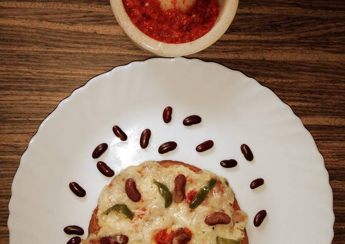 Rajma Pizza with Garlic Sauce