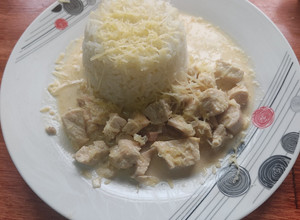 Una foto de Strogonoff de pollo y arroz