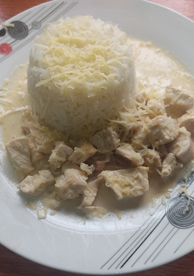 Una foto de Strogonoff de pollo y arroz