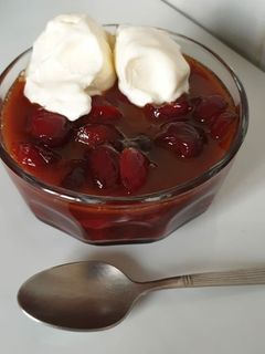 Una foto de Cerezas salteadas, con helado de yogurt