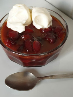 Una foto de Cerezas salteadas, con helado de yogurt