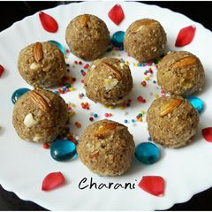 A picture of Roti Ladoos.