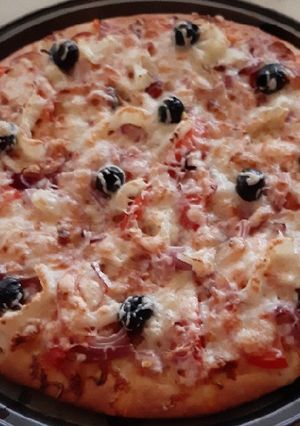 Tonhalas es szalámis pizza recept fotója
