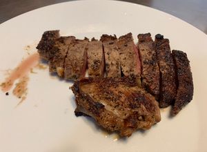 Hình của món Thịt bò áp chảo (medium rare steak).