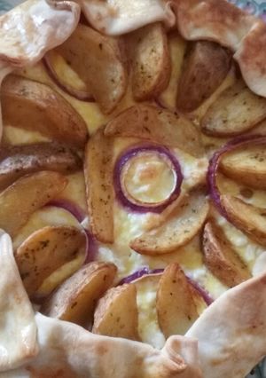 A picture of Potato wedges and feta pie.
