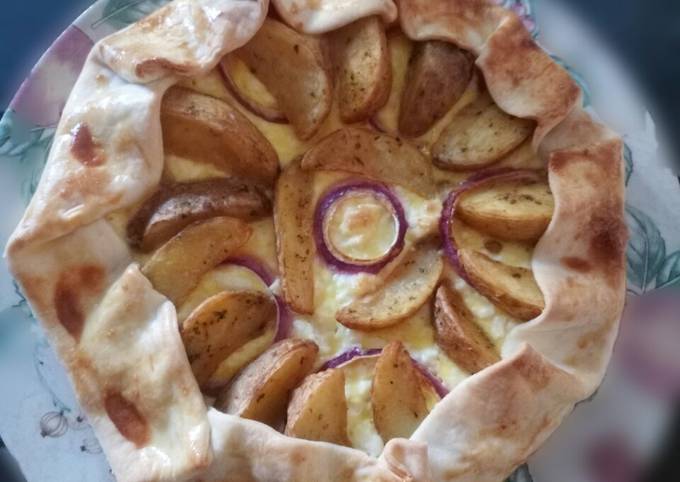 Potato wedges and feta pie
