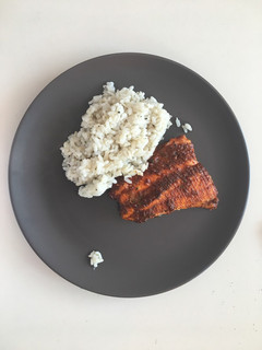 Una foto de Salmón picante y arroz a las finas hierbas