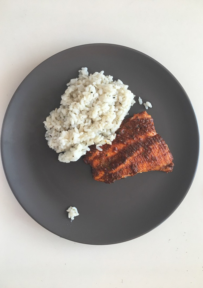 Una foto de Salmón picante y arroz a las finas hierbas
