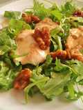 Ensalada tibia de rúcula con queso y nueces