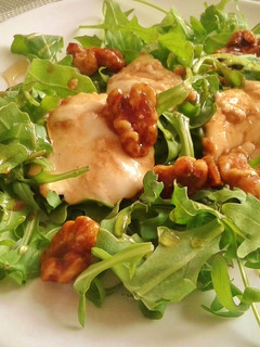 Una foto de Ensalada tibia de rúcula con queso y nueces