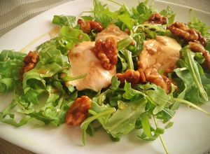 Foto principal de Ensalada tibia de rúcula con queso y nueces