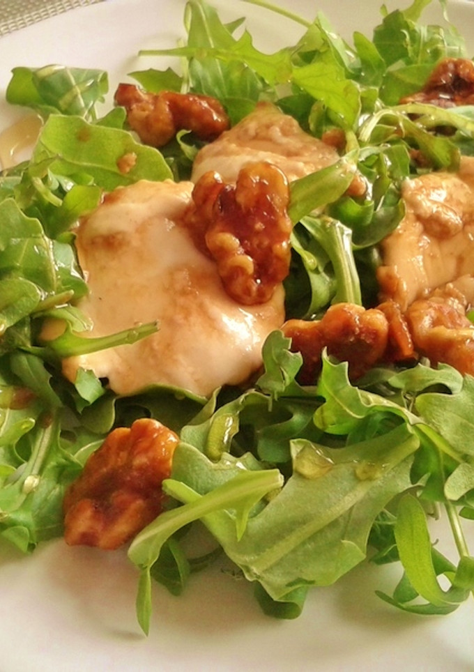 Una foto de Ensalada tibia de rúcula con queso y nueces