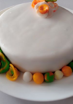 A picture of Japanese cake covered with fondant.