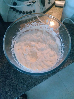 Una foto de Nata montada con estabilizante