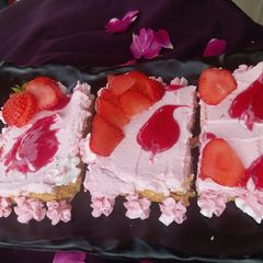A picture of Individual no bake strawberry cheesecake.