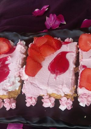 A picture of Individual no bake strawberry cheesecake.