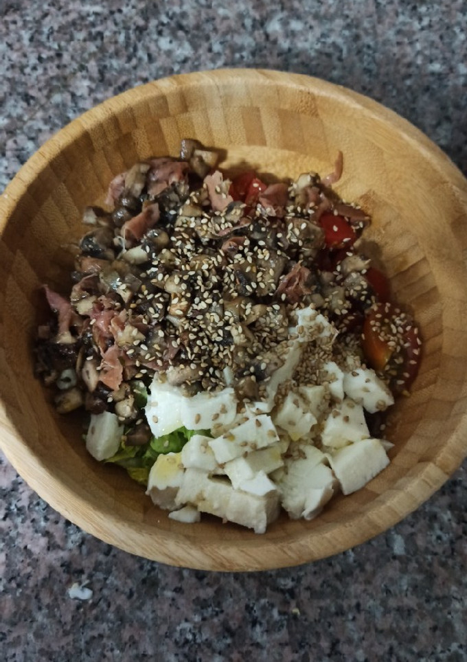 Una foto de Ensalada templada con champiñones