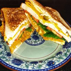 Chicken Tikka Chunks With Omelette Sandwich 🥪😋 A picture of Chicken Tikka Chunks With Omelette Sandwich 🥪😋.