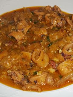 Una foto de Sepia y calamares con majao de almendras