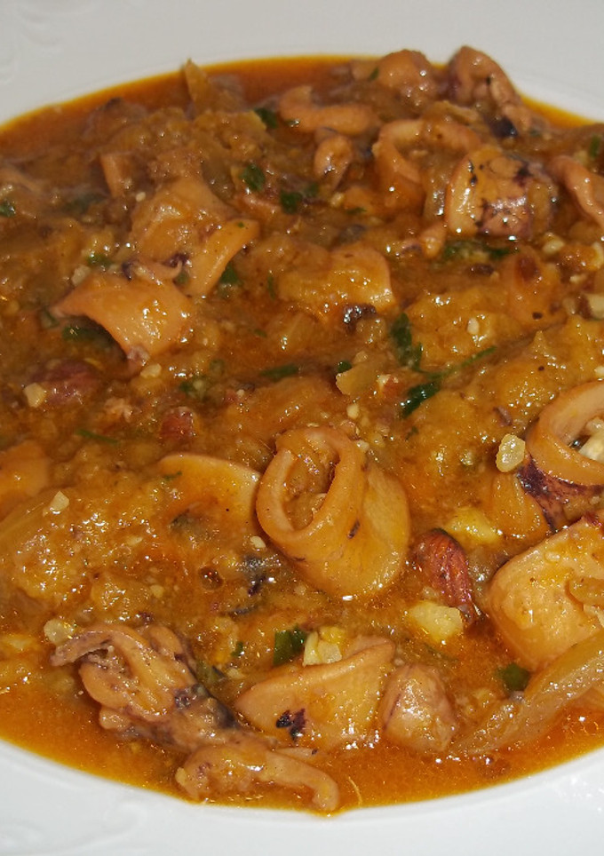 Una foto de Sepia y calamares con majao de almendras