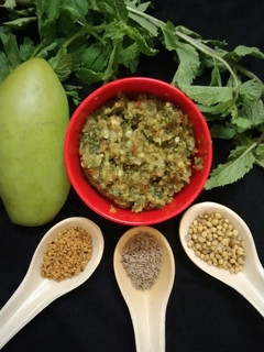 કાચી કેરી ચટણી (Kachi Keri Chutney Recipe In Gujarati) રેસીપી મુખ્ય ફોટો
