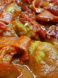 Albóndigas de pollo y jamón con tomate y pimientos
