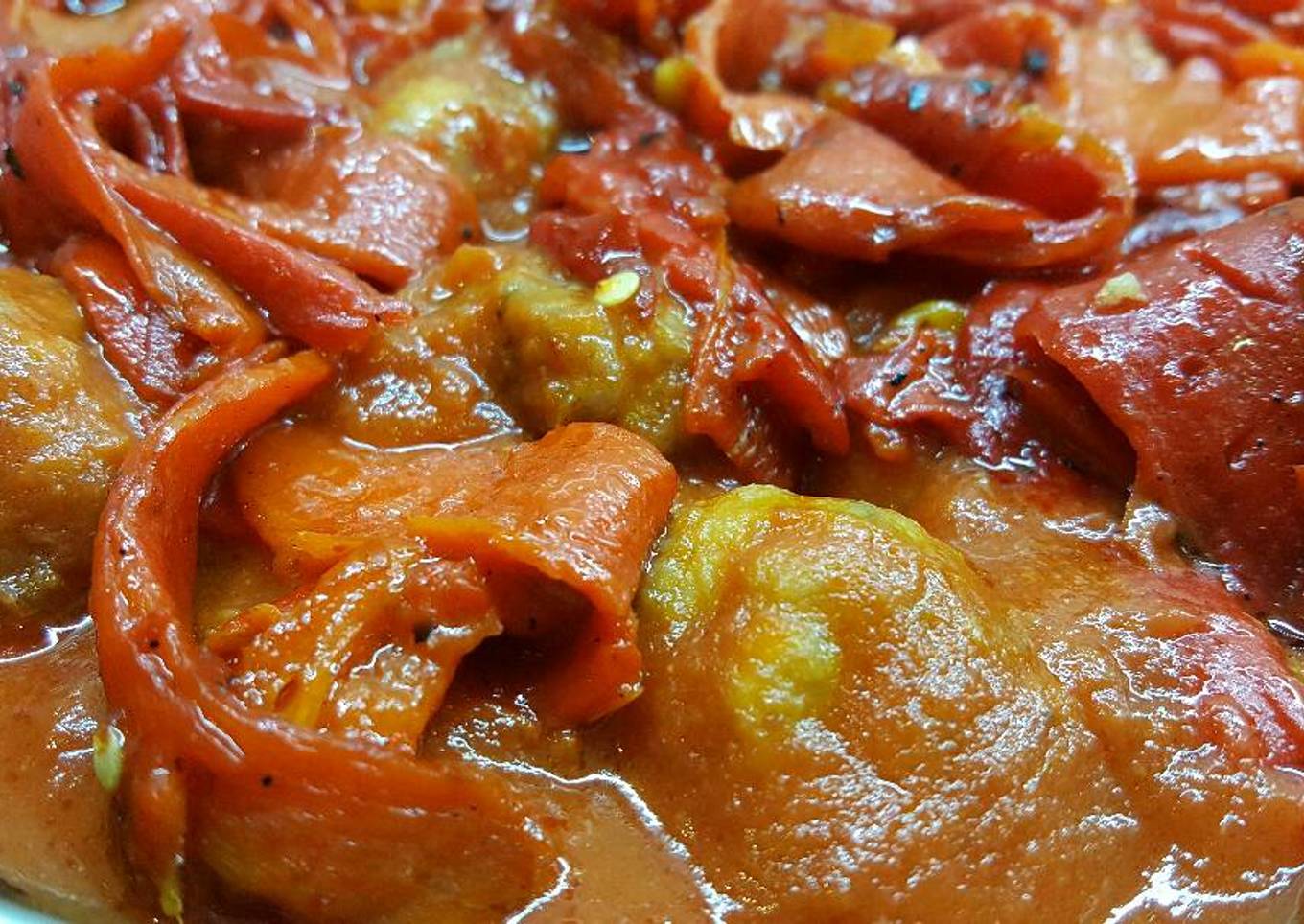 Albóndigas de pollo y jamón con tomate y pimientos