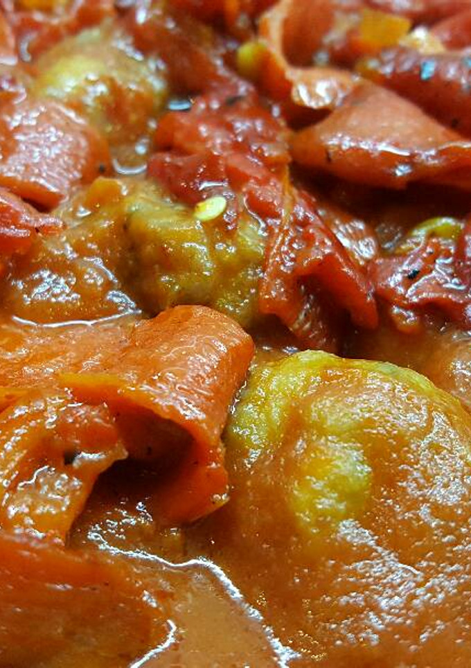 Una foto de Albóndigas de pollo y jamón con tomate y pimientos