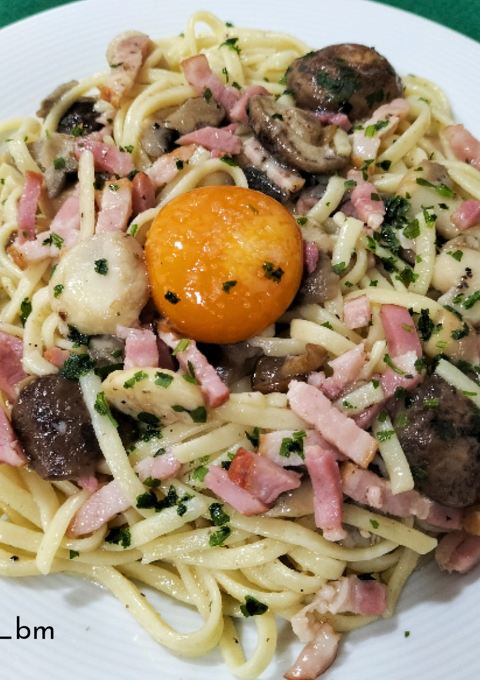 Una foto de Tallarines trufados con bacon, setas y yema a la soja