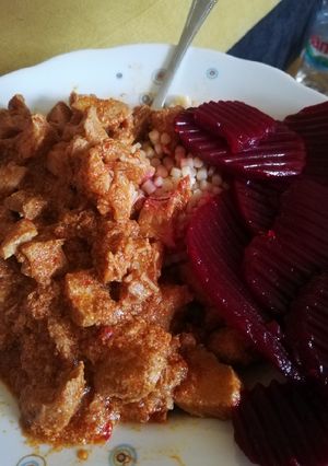 Sertéspörkölt pirított tarhonyával és céklával recept fotója