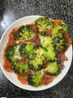 Hình của món Phô Mai Mozzarella Áp Chảo Với Súp Lơ Xanh.
