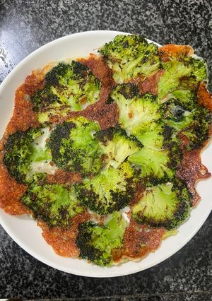 Hình của món Phô Mai Mozzarella Áp Chảo Với Súp Lơ Xanh.