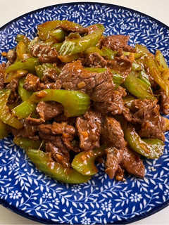 A picture of Stir-Fried Beef with Celery (牛肉炒芹菜).