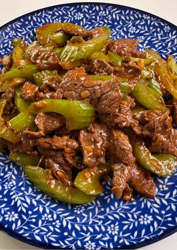 A picture of Stir-Fried Beef with Celery (牛肉炒芹菜).